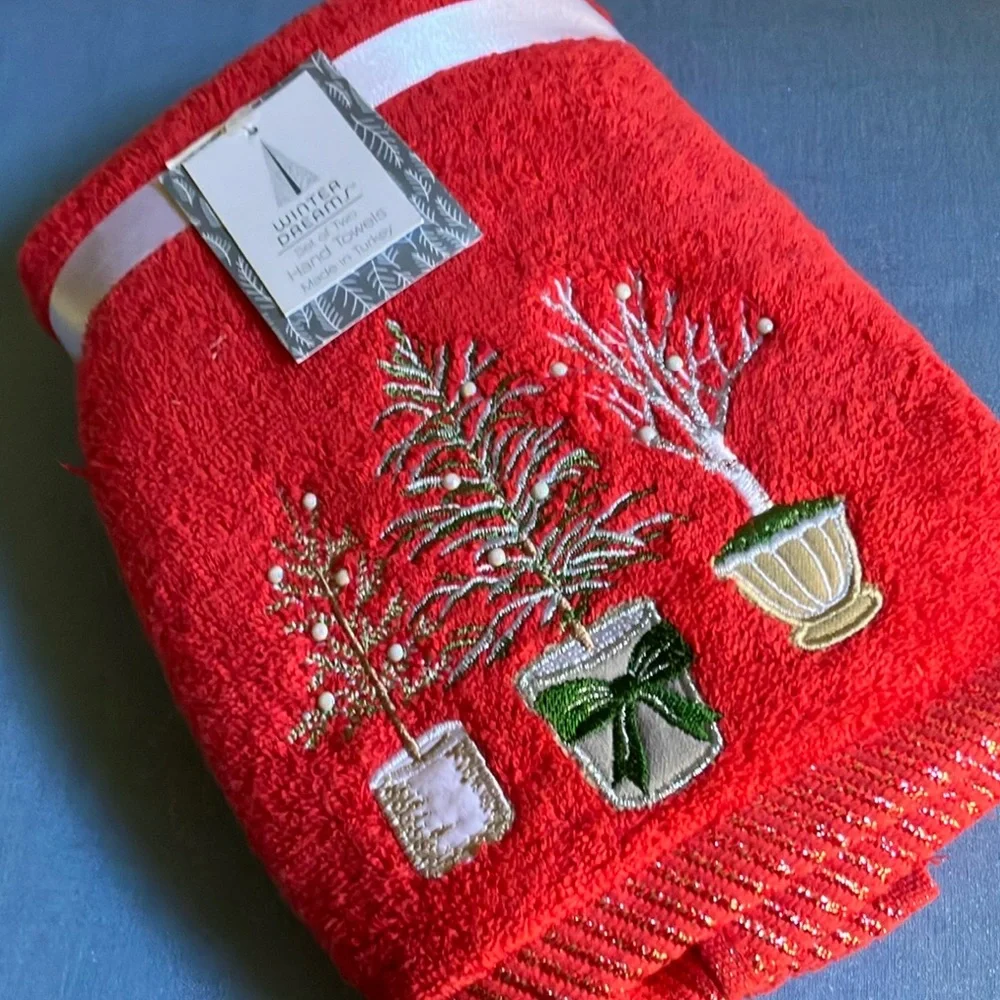 🎄Beautiful Christmas Embroidered Red Hand Towels 2 - Pack NWT ‼️
